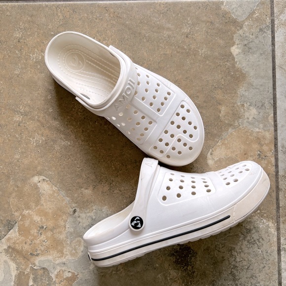 White croc style slip ons size 10 - Picture 4 of 4